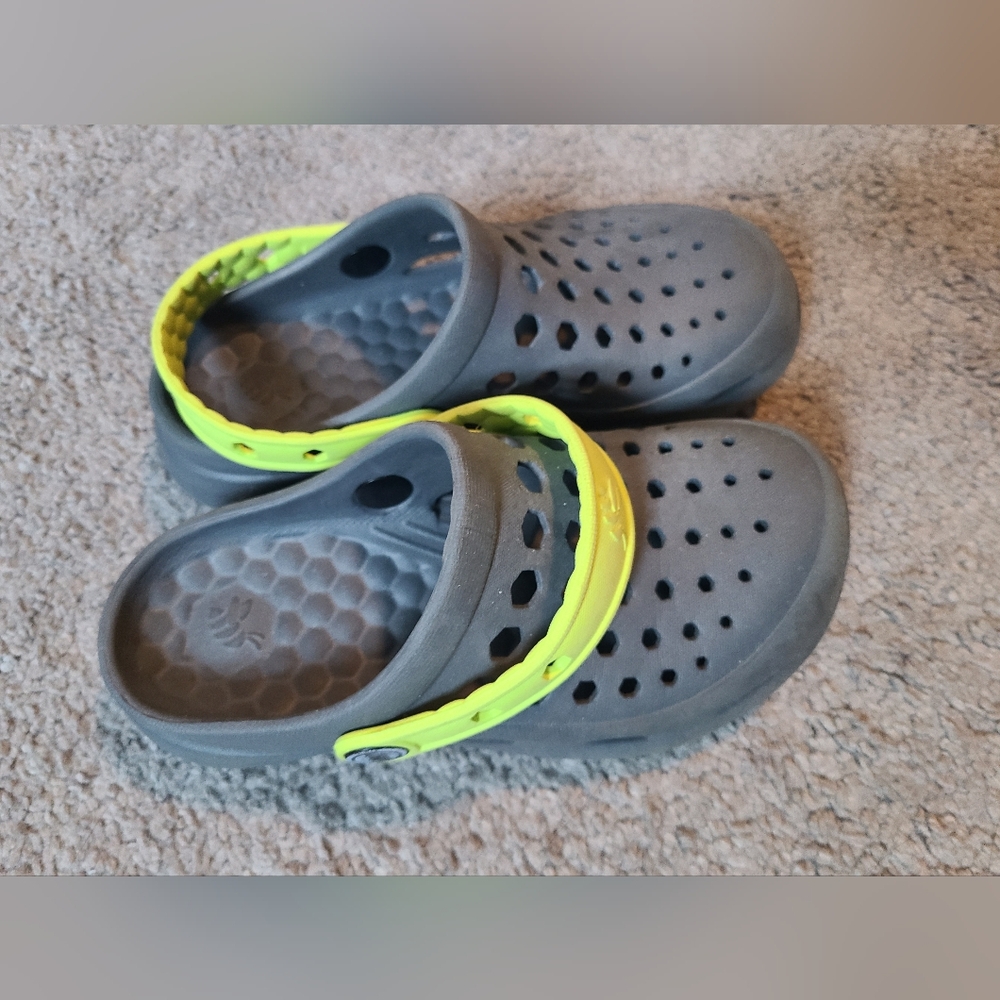 Boys water shoe. Gray and neon lime? Size 12-13. JOYBEE